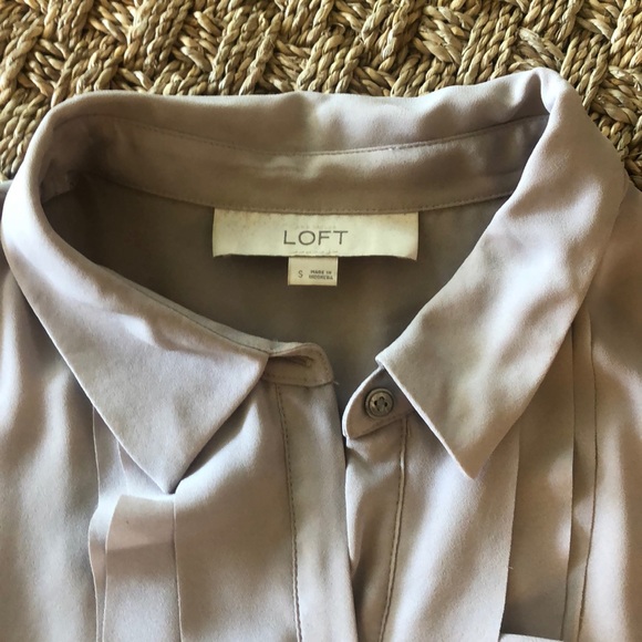 LOFT grey ruffled Shell - Picture 2 of 2